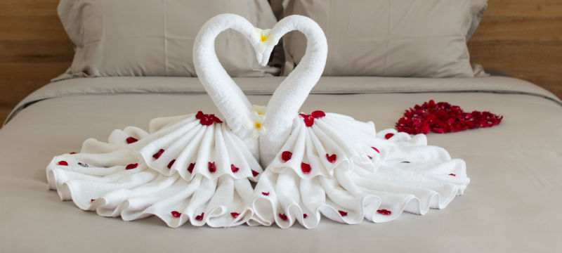 Khăn tắm – tuyệt chiêu trang trí phòng cưới đẹp vạn người mê